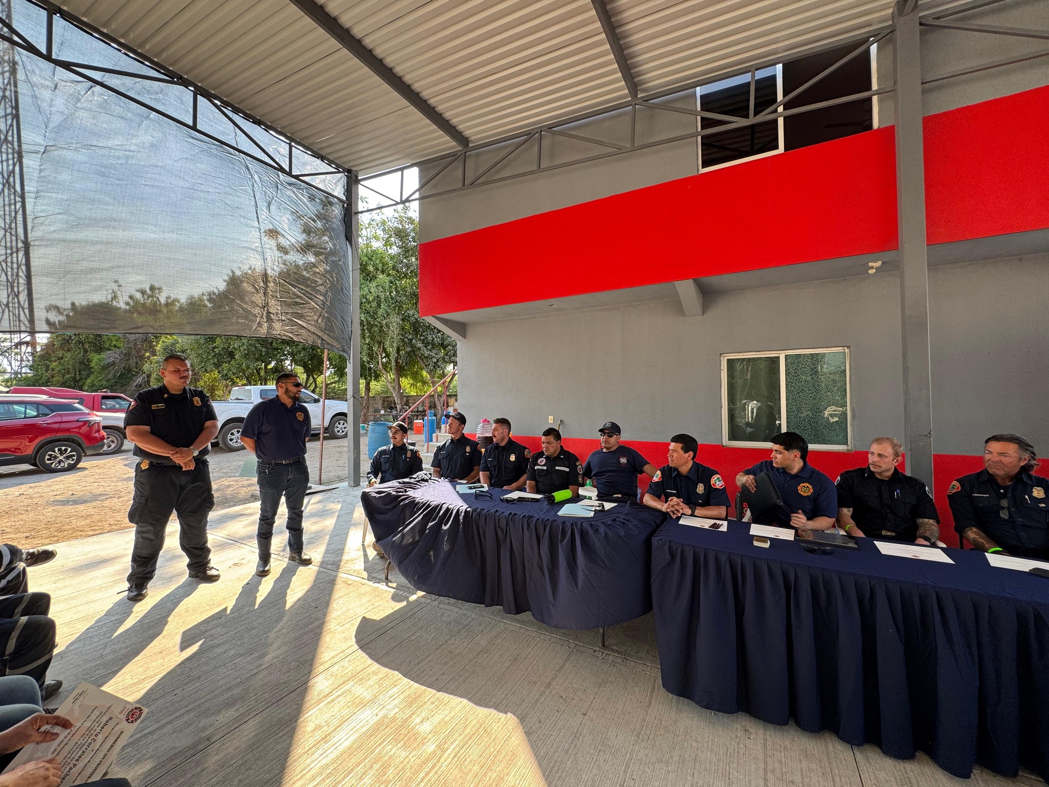 Instructores Bomberos sin Fronteras con participantes