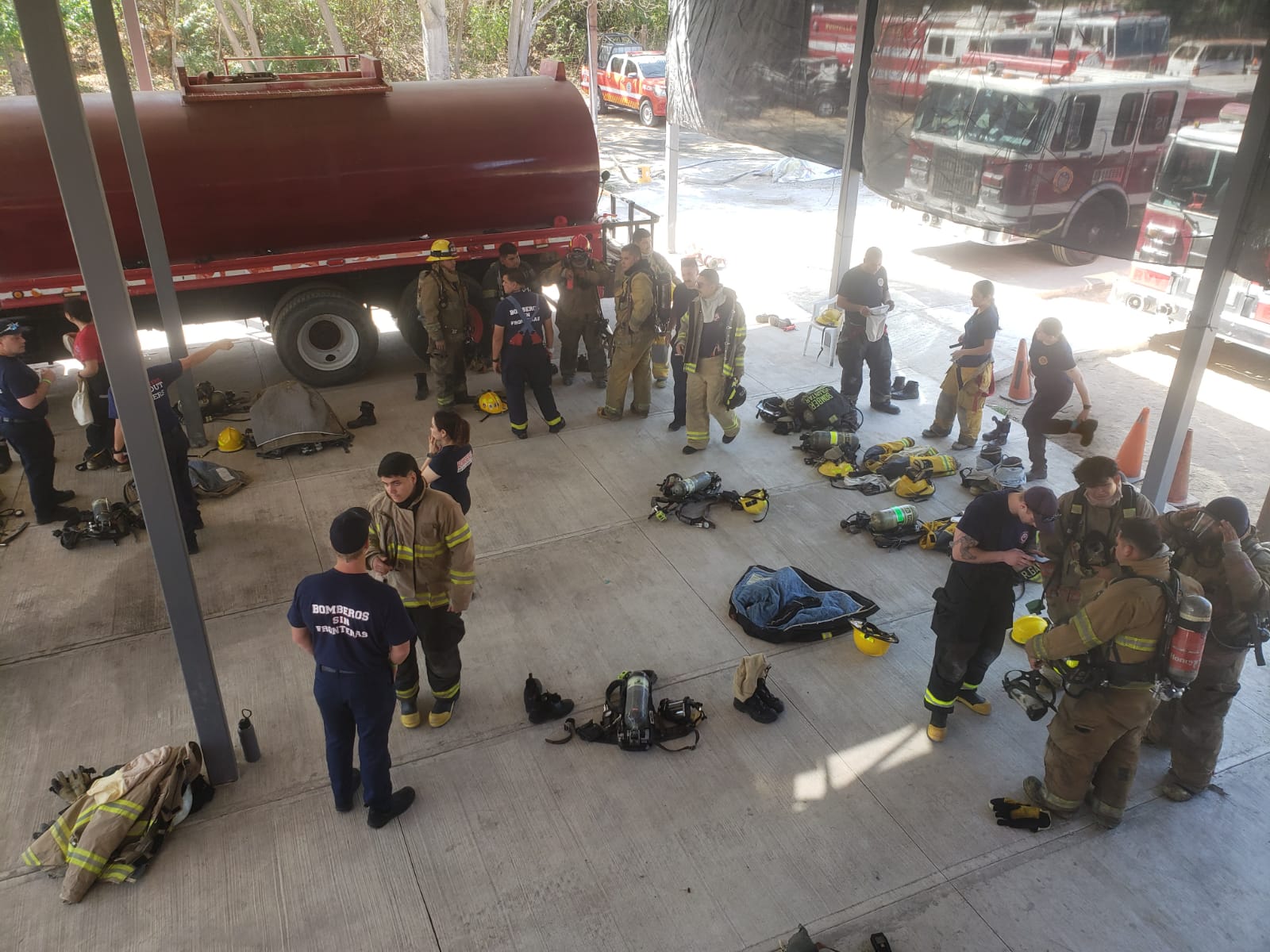 Bomberos participantes en capacitación internacional