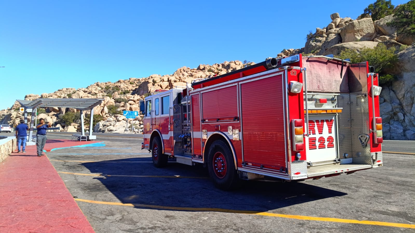 Equipo bomberil recibiendo M-11