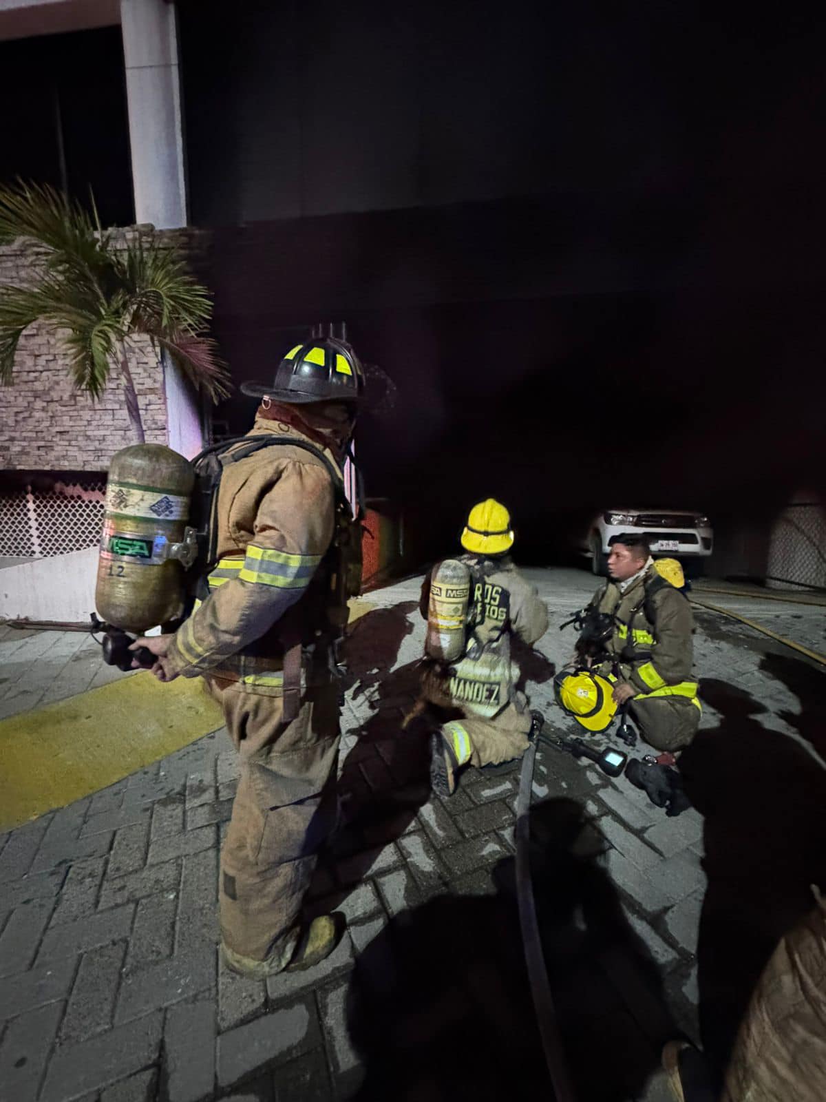 Bomberos combatiendo el incendio