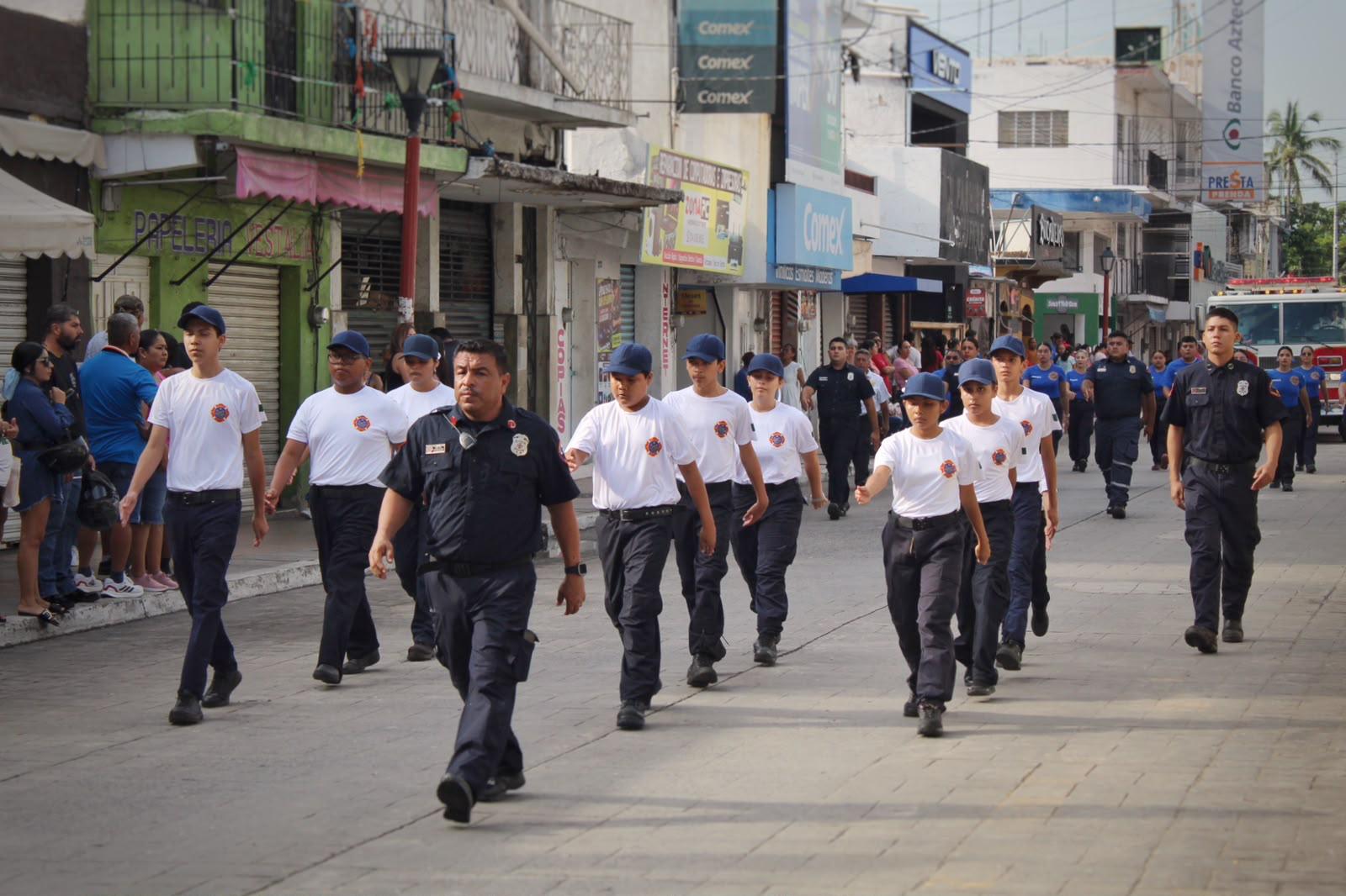 Grupo Juvenil marchando acompañado por personal operativo