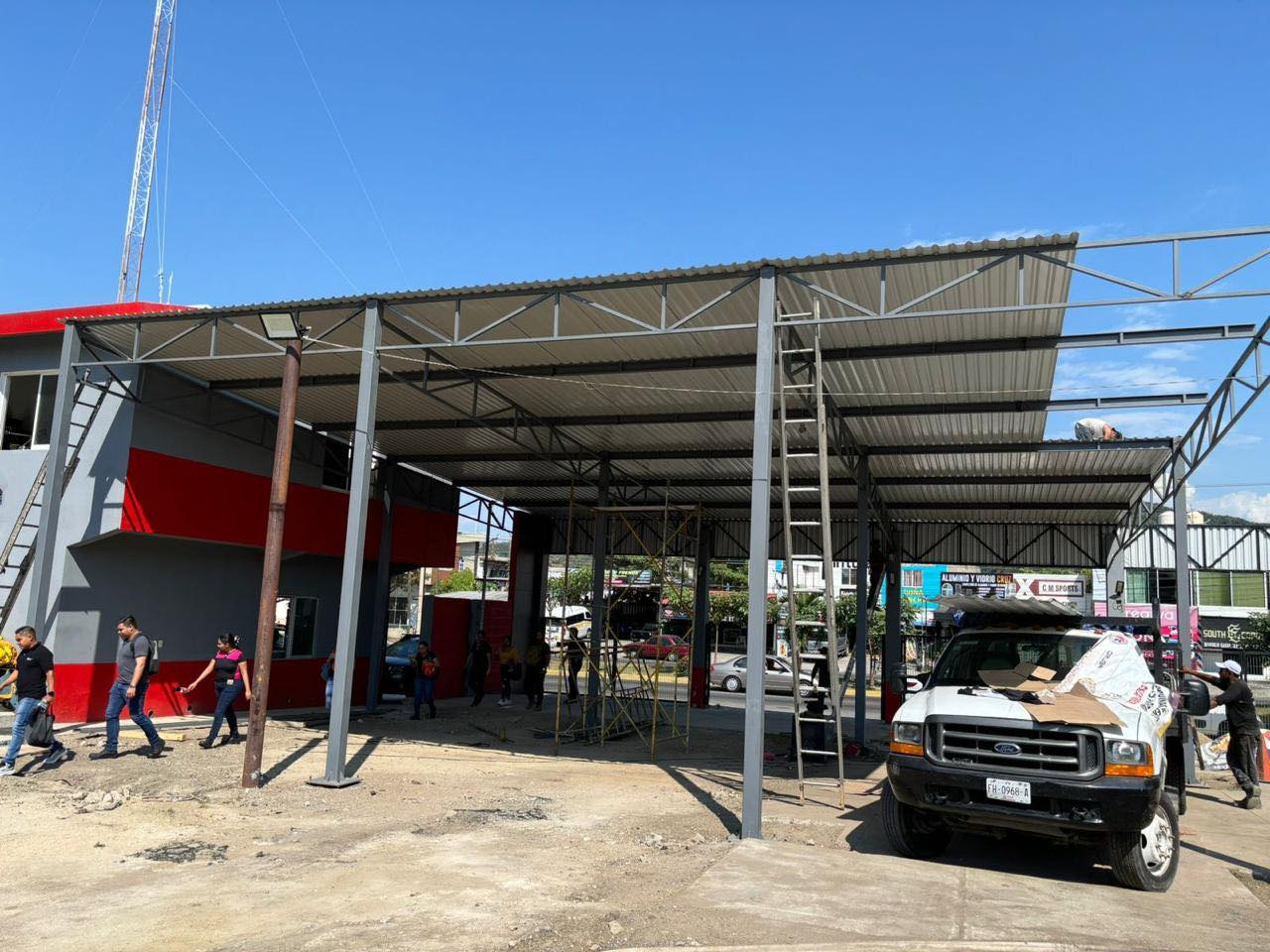Trabajos de construcción patio unidades bomberos